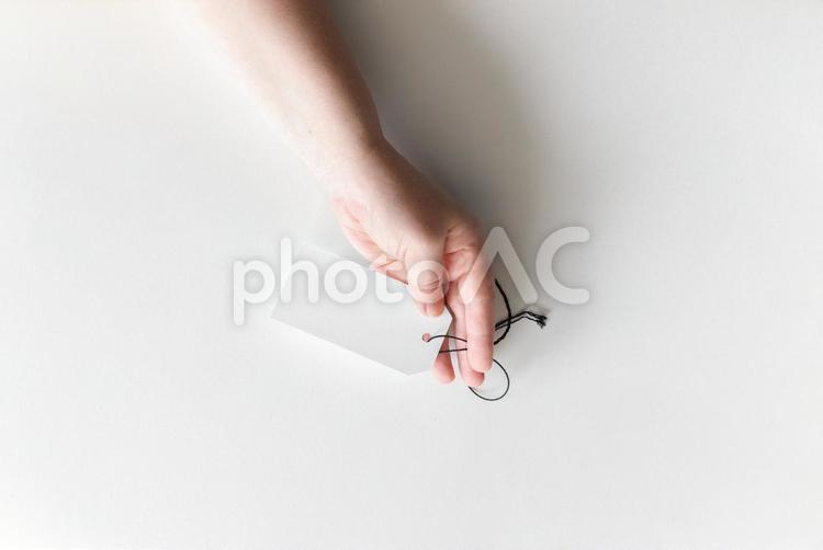 白い紙タグを持っている手 モックアップ,女性,手の写真素材