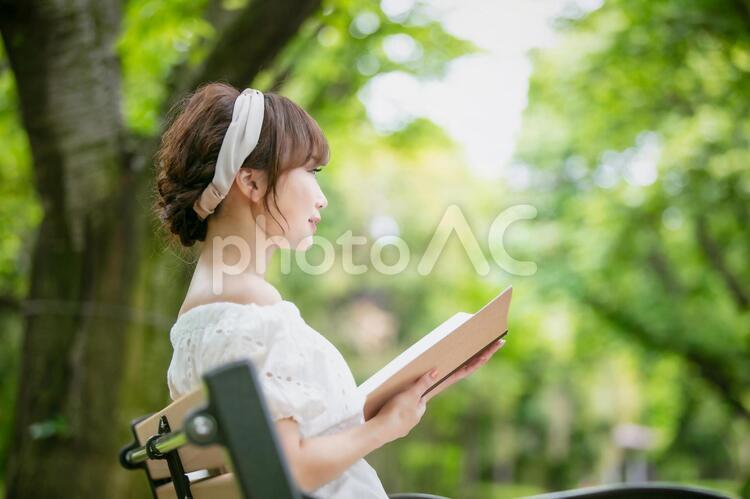 ノートを見る女性 読む,勉強,習い事の写真素材