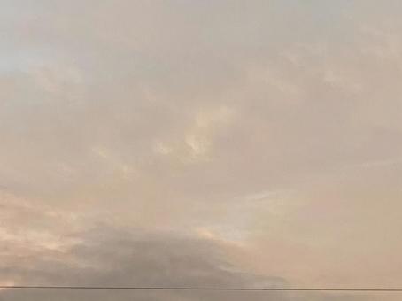 雲多めの夕空の写真