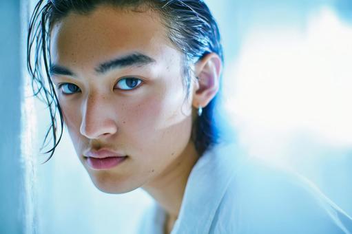 濡れ髪で見つめる若い男性のポートレート 濡れ髪で見つめる若い男性のポートレートの写真