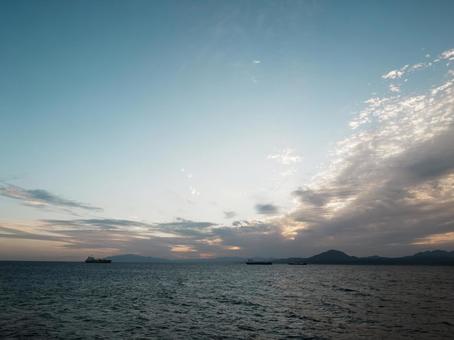 穴間海岸から見た日没と船 海,夕焼け,空の写真素材
