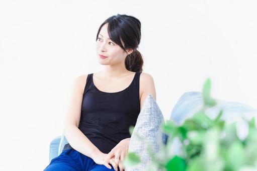 リラックスをする若い女性 リラックスをする若い女性 美肌,自宅,インテリアの写真素材