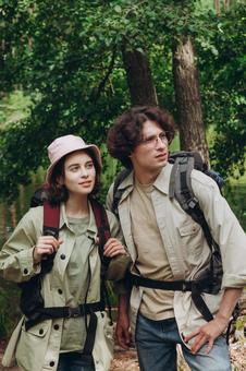 森で寄り添う男女キャンパー 男女,外国人,登山の写真素材