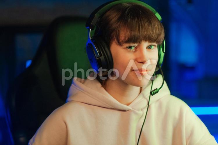 カメラ目線でヘッドセットをした女性 ゲーム,ゲーマー,人物の写真素材