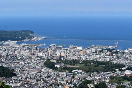 天狗山から見下ろす小樽の街並み 天狗山から見下ろす小樽の街並み 小樽,天狗山,街並みの写真素材