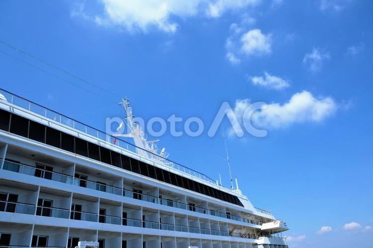 大型クルーズ船と蒼空 クルーズ船,船,蒼空の写真素材