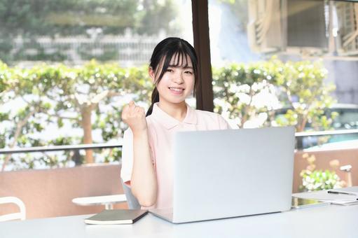 PCで事務作業をする笑顔のアジア人女性 PCで事務作業をする笑顔のアジア人女性 介護士,介護職,介護福祉士の写真素材