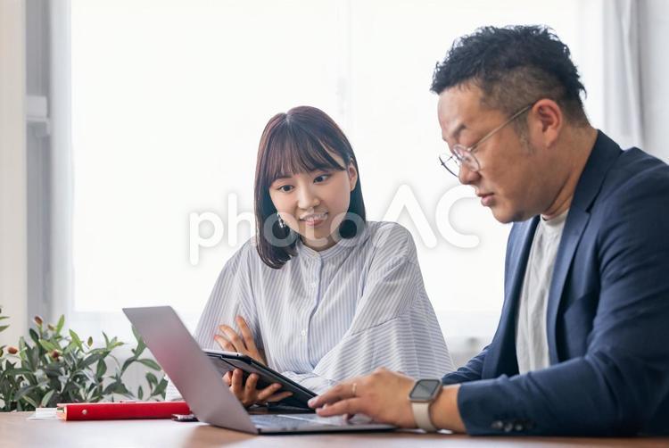 ミーティングをする男女のビジネスマン 男性,女性,ビジネスの写真素材