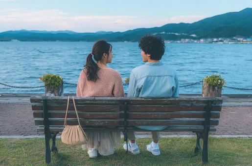 景色を眺めるカップルの後ろ姿 景色を眺めるカップルの後ろ姿の写真