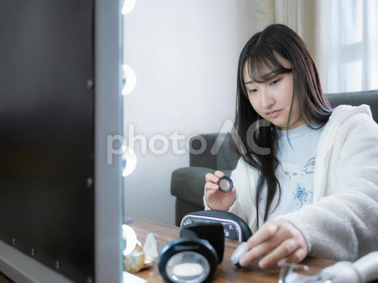 17：メイクをする女の子 メイク,スキンケア,身支度の写真素材