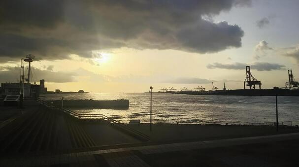 夕暮れの大阪港天保山 港,ムード,クレーンの写真素材