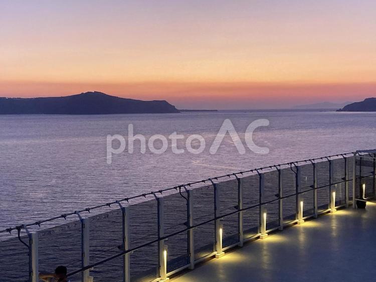 クルーズ船デッキからのエーゲ海の夕焼け エーゲ海クルーズ,夕焼け,船旅の写真素材