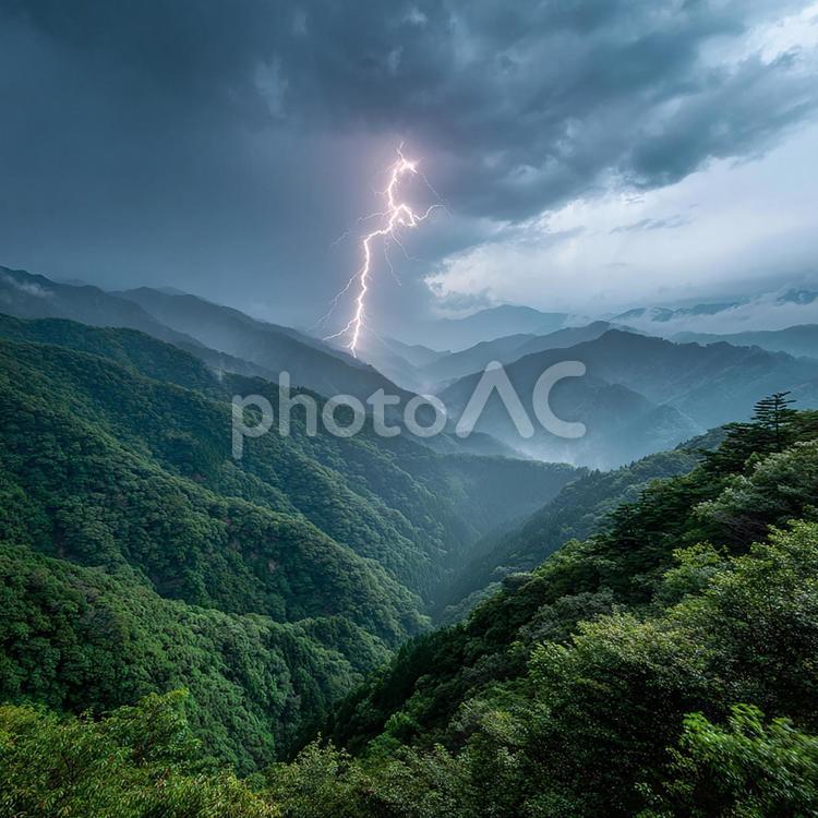 深緑の山々に落ちる稲妻の瞬間 雷,稲妻,雷雨の写真素材