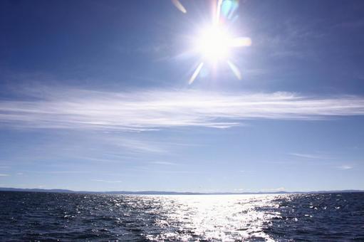 南米ペルー・チチカカ湖と太陽 ペルー,南米,チチカカ湖の写真素材