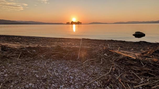 うちあげられたしじみと夕日の宍道湖 しじみ,殻,湖畔の写真素材