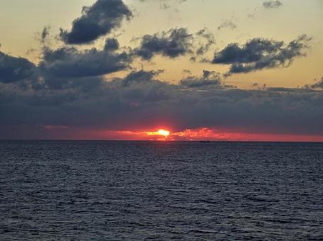 夕焼けと海 夕焼けと海の写真