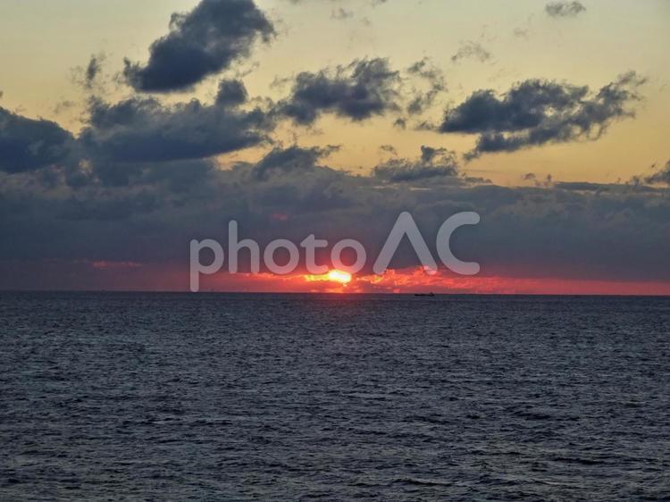 夕焼けと海 夕焼け,夕日,海の写真素材