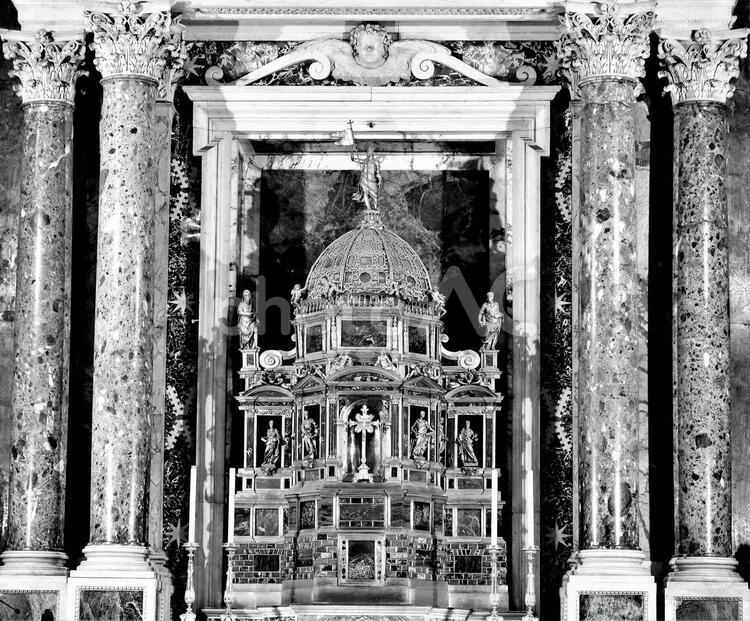 サン・ジョバンニ・イン・ラテラーノ大聖堂61 モノクロ No 925915｜写真素材なら「写真AC」無料（フリー）ダウンロードOK