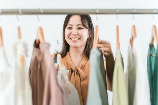 洋服屋・アパレルショップで洋服を選ぶ女性 洋服屋・アパレルショップで洋服を選ぶ女性 洋服,選ぶ,洋服選びの写真素材