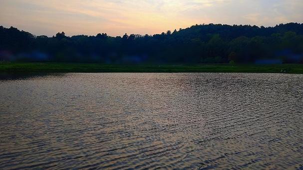 夕暮れの水面 夕暮れの水面の写真