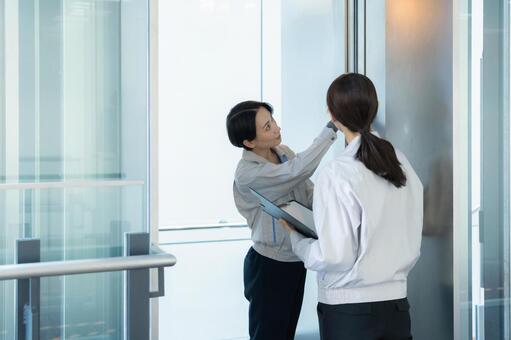 ビルメンテナンスする女性エンジニア 不動産,エンジニア,メンテナンスの写真素材