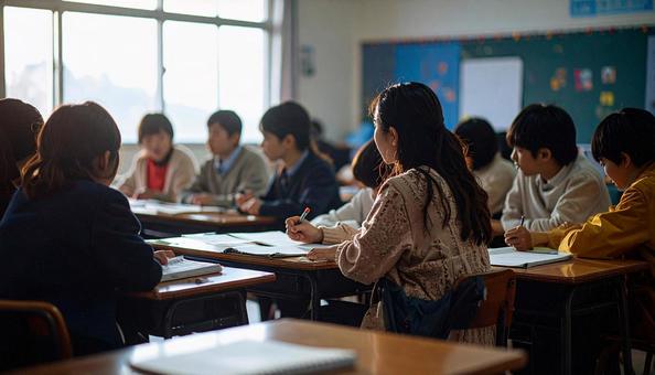 保護者会 放課後の小学校で会議をする人々 保護者会 放課後の小学校で会議をする人々の写真