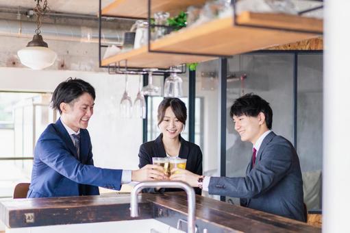 ビールで乾杯をするビジネスパーソン ビールで乾杯をするビジネスパーソン グラス,アルコール,女性の写真素材