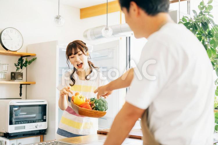冷蔵庫の前に立つ女性と男性（野菜） 野菜,冷蔵庫,料理代行の写真素材