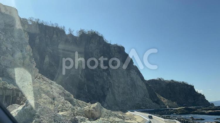 能登半島地震　隆起した海にできた道 能登半島地震,地震,震災の写真素材