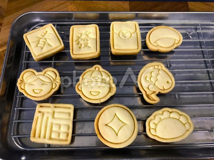 オーブンで焼いた型抜きクッキー クッキー,こんがり,かわいいの写真素材