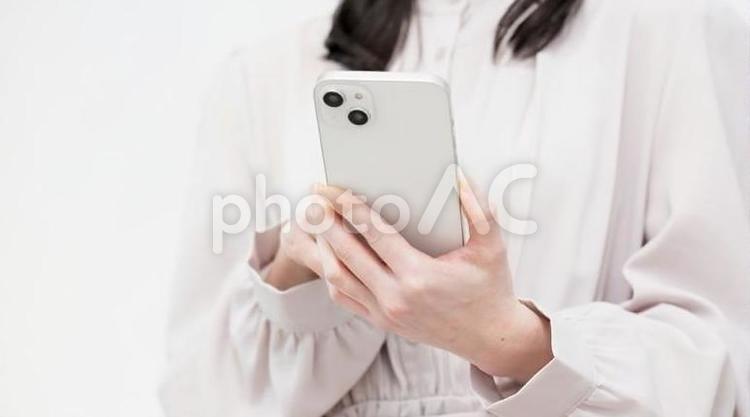 スマートフォンを操作する女性の手元 スマートフォン,女性,操作の写真素材
