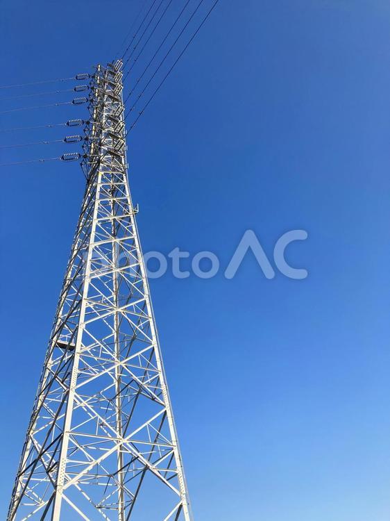 送電用鉄塔と青空のグラデーションの背景_06 鉄塔,送電線,送電用鉄塔の写真素材