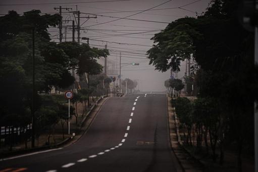 ＜五島の風景＞上り坂と朝霧の街並み 坂道,上り坂,霧の写真素材