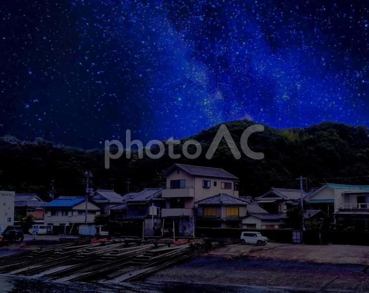 夜の漁港で眺める星 天の川,星空,夜景の写真素材