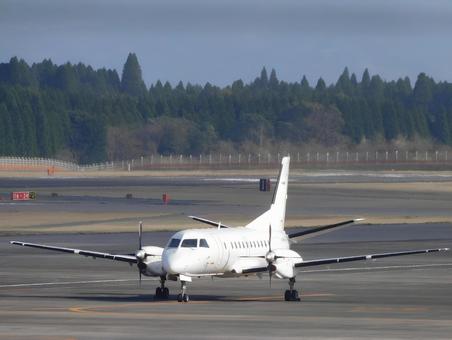鹿児島のプロペラ機 飛行機,プロペラ機,空港の写真素材