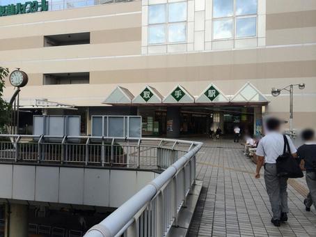 茨城の取手駅西口の出入口と駅舎と人、風景 茨城の取手駅西口の出入口と駅舎と人、風景 取手駅,西口,駅舎の写真素材