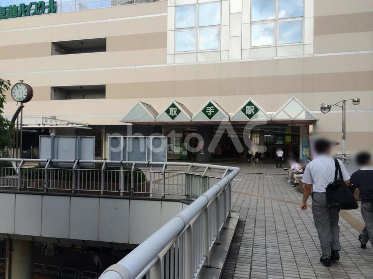 茨城の取手駅西口の出入口と駅舎と人、風景 取手駅,西口,駅舎の写真素材
