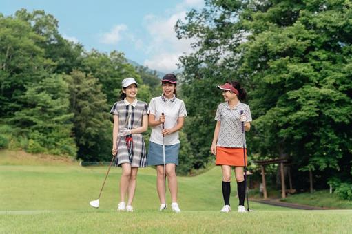 ゴルフコースにいるゴルファーの女性たち ゴルフコースにいるゴルファーの女性たち ゴルフ,コースデビュー,ゴルファーの写真素材