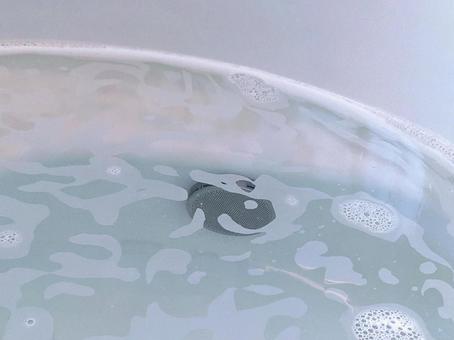 残り湯で浴槽を清掃して泡が立った状態 残り湯,清掃,洗剤の写真素材