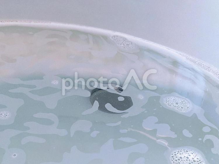 残り湯で浴槽を清掃して泡が立った状態 残り湯,清掃,洗剤の写真素材