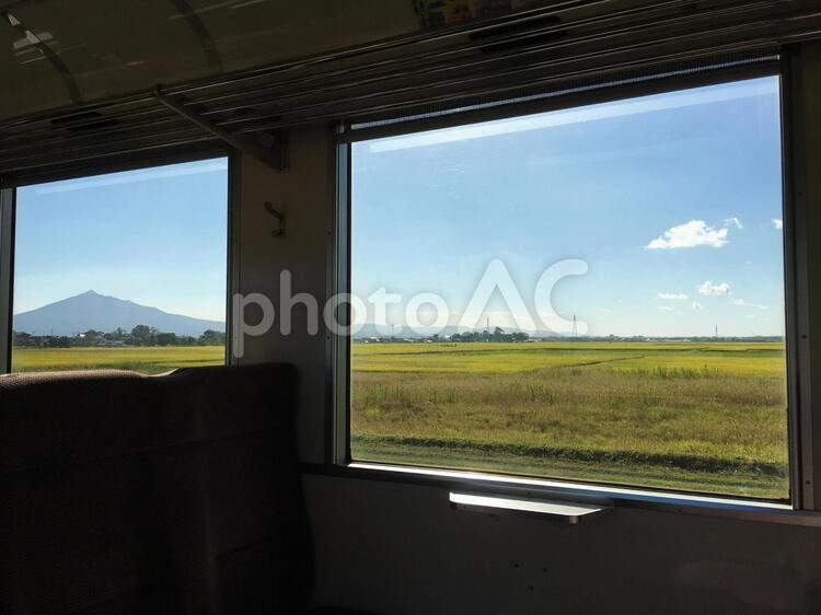 車窓から見える岩木山と津軽平野 背景,バック,テクスチャの写真素材
