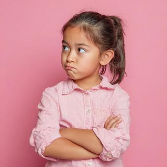 腕組みで不満を表す、幼いアジア人の少女 腕組みで不満を表す、幼いアジア人の少女の写真