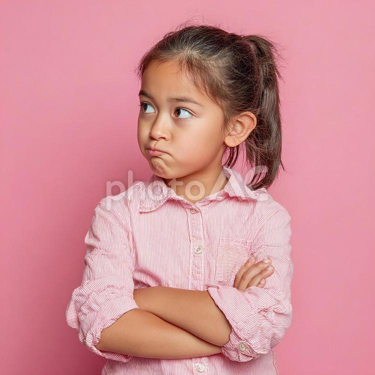 腕組みで不満を表す、幼いアジア人の少女 女の子,子供,幼女の写真素材