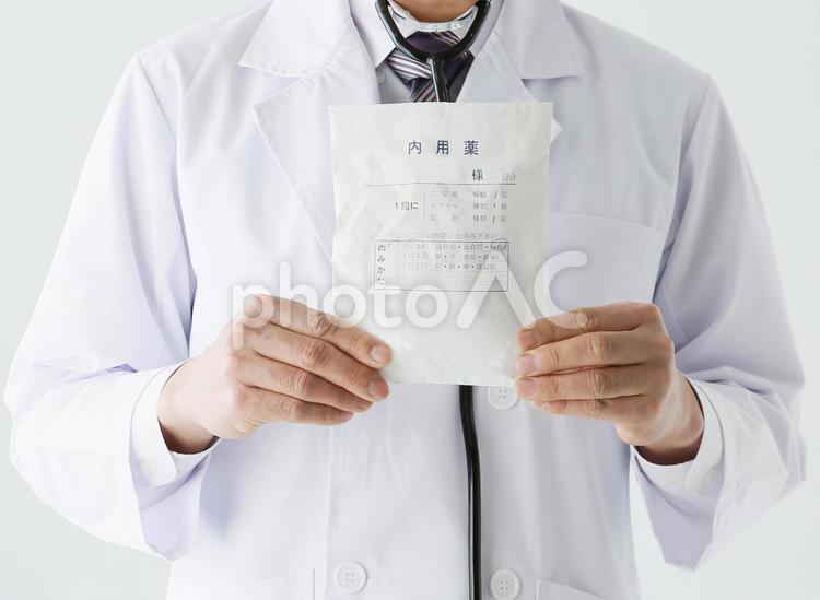 処方せんの袋を持つ医師 薬,処方箋,薬剤師の写真素材