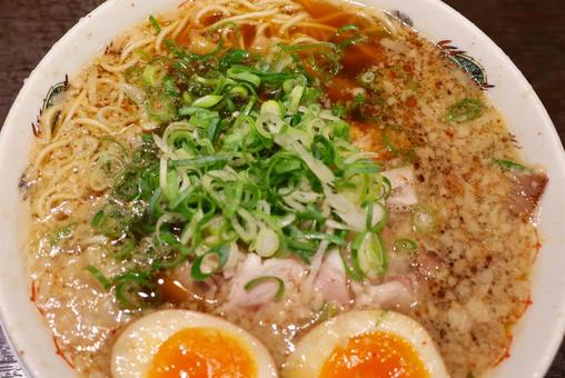 ラーメン店の味玉ラーメン ラーメン店の味玉ラーメンの写真