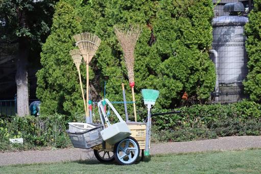 公園にある掃除道具のをのせた台車 公園,掃除道具,台車の写真素材