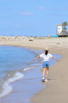 渚を歩く女性 渚を歩く女性 女性,海,夏の写真素材