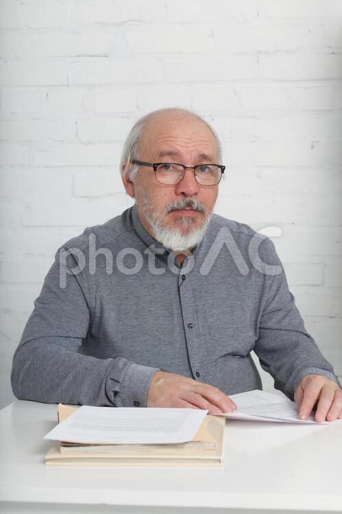 書類を読む老人男性1 老人,男性,シニアの写真素材