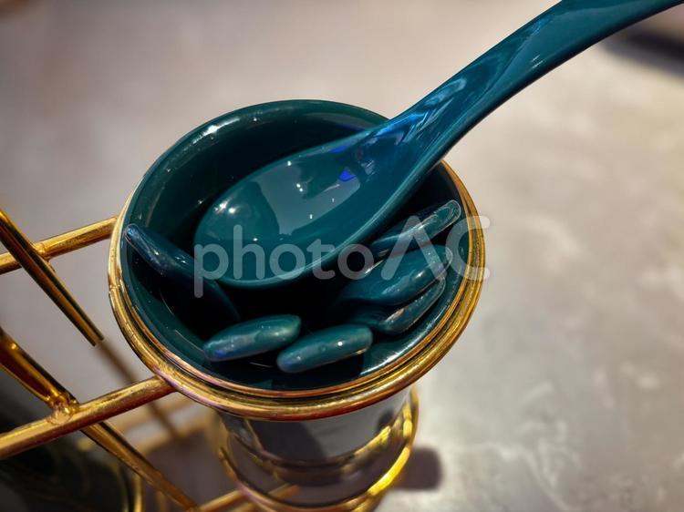 上品なティールカラーのレンゲと器 レンゲ,食器,カトラリーの写真素材