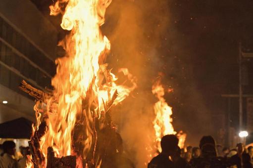 燃えさかる吉田の火祭りの松明 燃えさかる吉田の火祭りの松明の写真